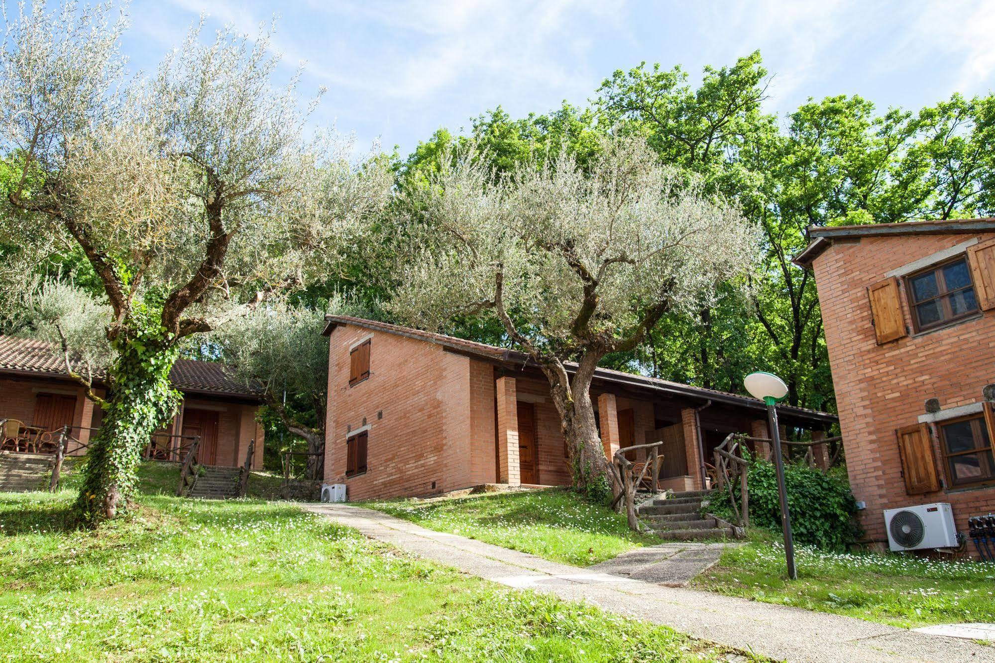 Cerquestra Camping Village Monte del Lago Экстерьер фото